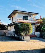 Annuncio vendita Chiaramonte Gulfi villa con giardino